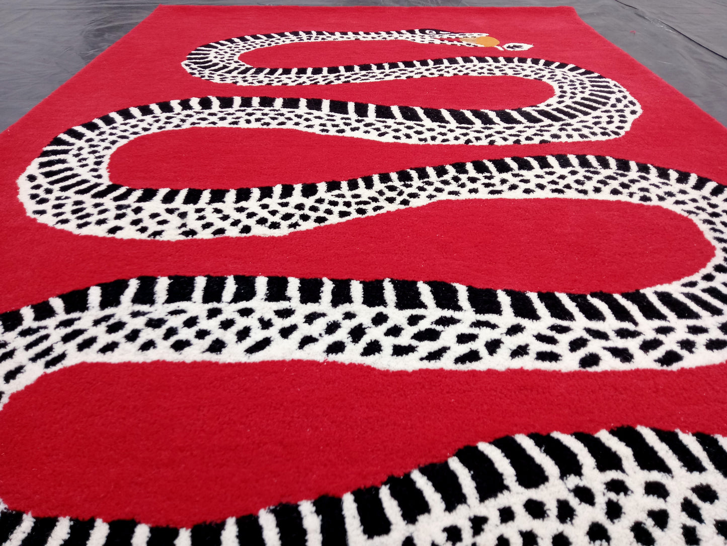 Red Snake Crawling Print Hand Tufted Rug, Cut Pile Rug, Area Rug, Handmade Rugs, Kids Rug, Customize Rug, Soft Rugs.